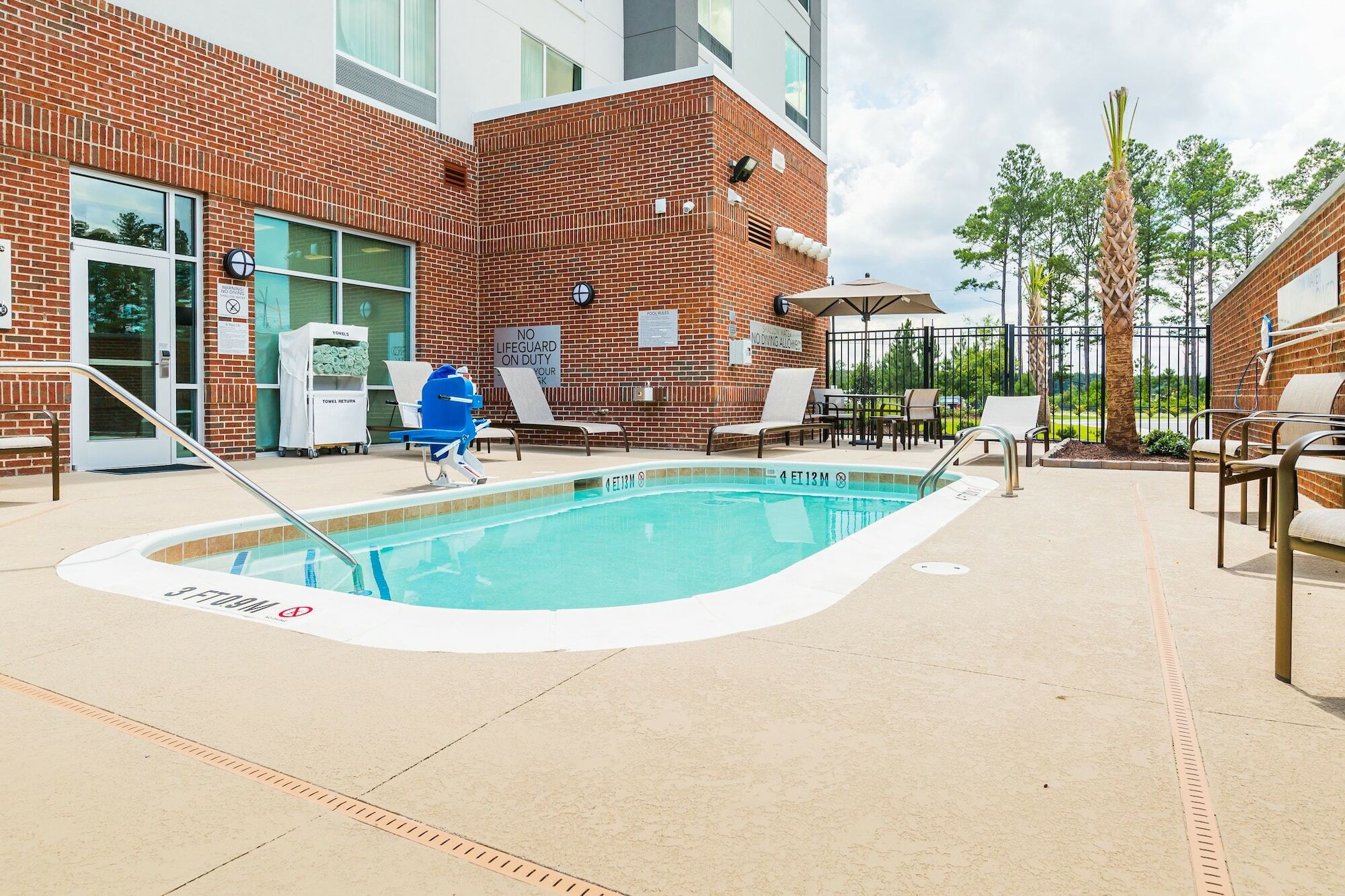 Готель Courtyard By Marriott Columbia Cayce Екстер'єр фото